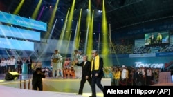 Бывший президент Нурсултан Назарбаев и его ставленник Касым-Жомарт Токаев приветствуют публику на форуме партии «Нур Отан» в поддержку Токаева, выдвинутого тогда кандидатом в президенты. Нур-Султан, 7 июня 2019 года.
