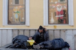 Homeless men warm themselves in Moscow. (file photo)