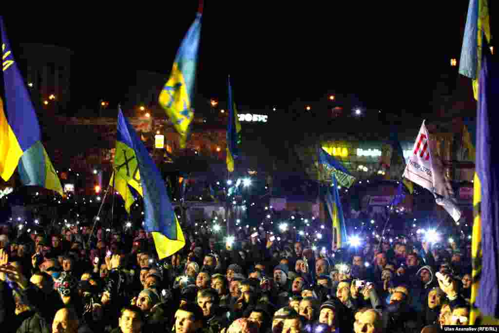 Демонстранттар саат сайын Украинанын гимнин кайталап ырдап жатышат.