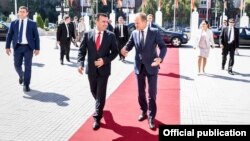 Премиерот Зоран Заев го пречека претседателот на Европскиот совет Доналд Туск, кој е во посета на Скопје