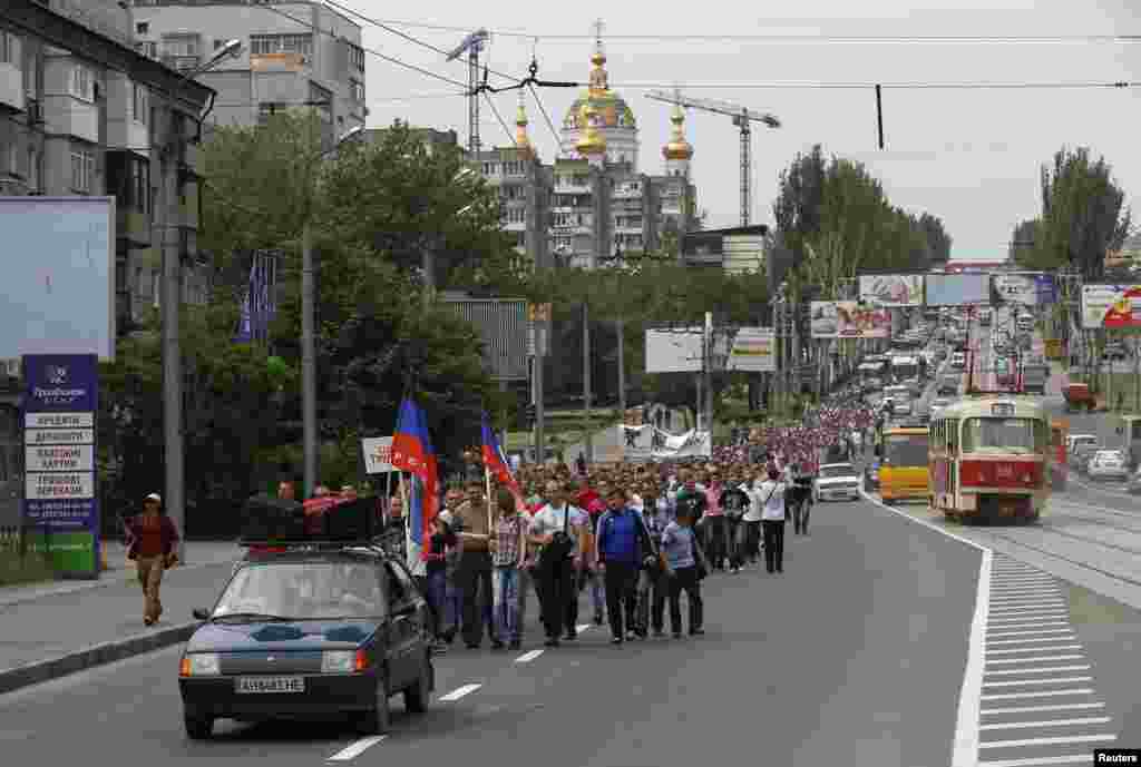 Донецк. Несколько сотен шахтеров вышли на демонстрацию в поддержку ДНР.