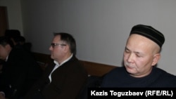 Мурат Телибеков (справа), свидетель по делу активистов Серикжана Мамбеталина и Ермека Нарымбаева. Алматы, 8 января 2016 года.