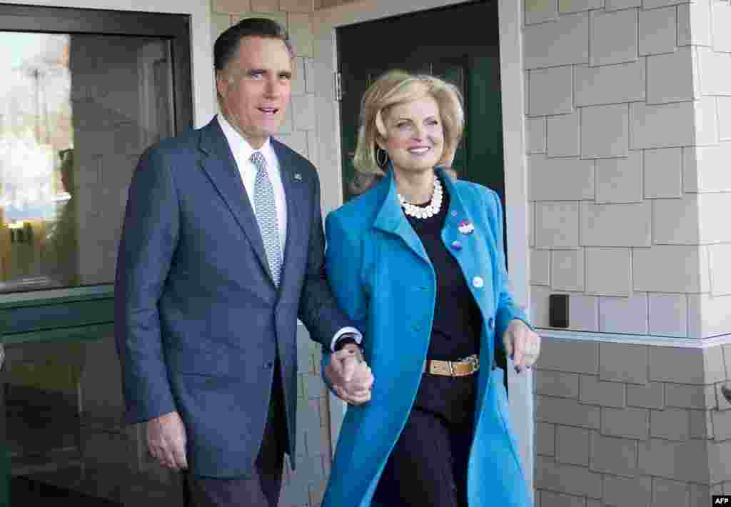 Republikanski kandidat Mitt Romney sa suprugom Ann napu&scaron;ta glasačko mijesto u Belmontu, Massachusetts