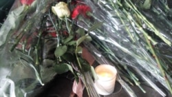 Цветы и свечи, возложенные в день траура по погибшим в авиакатастрофе. Алматы, 28 декабря 2019 года.