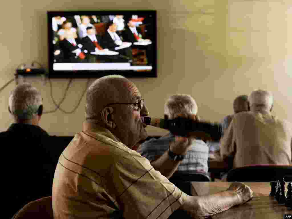 Косовски албанци во Приштина гледаат ТВ пренос од седницата на МПС 