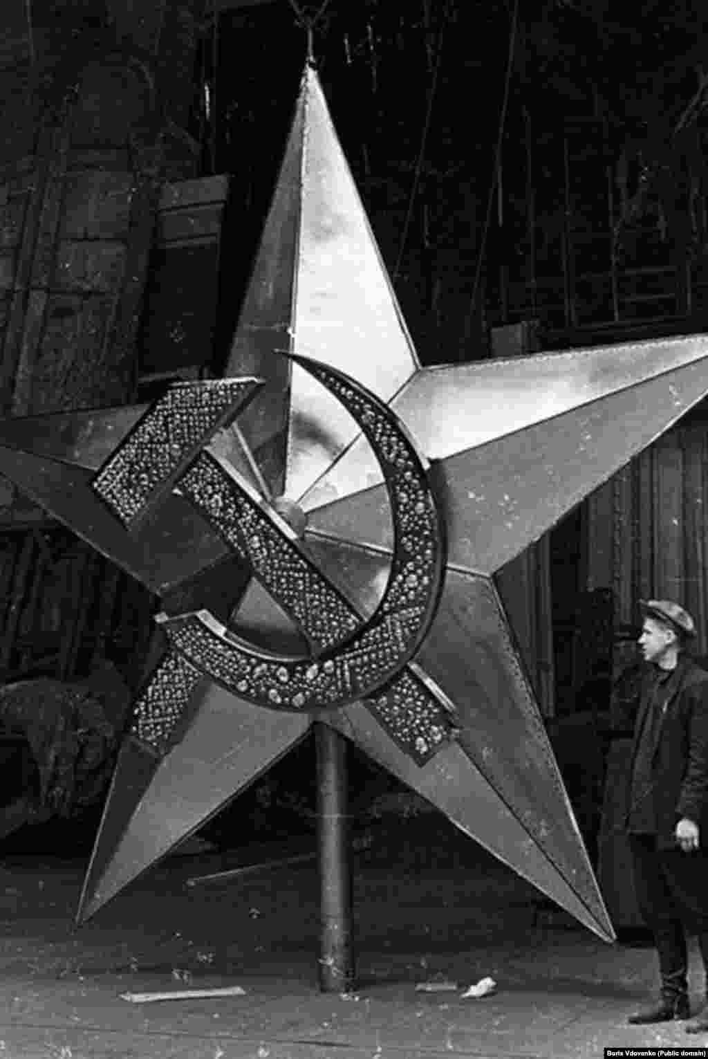 In 1935, four iterations of this star, fronted with a gem-encrusted hammer and sickle, were built to replace the fallen eagles.