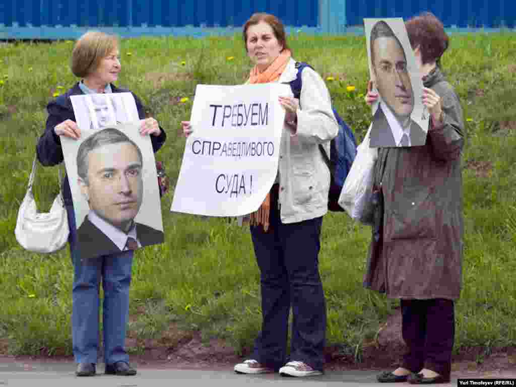 Несколько человек провели пикет в поддержку Ходорковского и Лебедева у знания Мосгорсуда