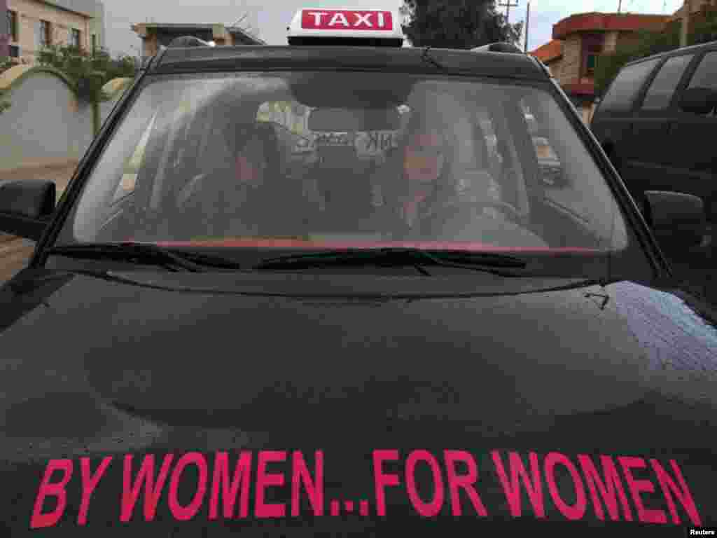Irak - Inspirirana uspješnim prićama žena koje pružaju taxi usluge u Lebanonu i Dubaiu, 25-godišnja Lana Khoshabaan, pokrenula je isti posao u Arbilu, 19.11.2011. Foto: Reuters / Azad Lashkari
