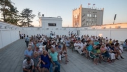 Сеанс в летнем кинотеатре на Матросском бульваре, Севастополь, август 2020 года