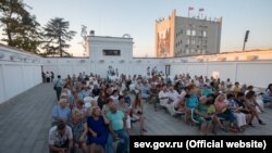 Сеанс у літньому кінотеатрі на Матроському бульварі, Севастополь, серпень 2020 року