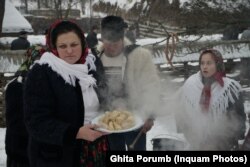 Tradiții de Crăciun în Maramureș. Sarmalele, la loc de cinste.