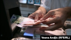 Prema podacima Narodne banke Srbije štednja stanovništva nastavila je da raste i tokom 2021. godine, a štednja u domaćoj valuti se pokazala isplativijom od devizne (ilustrativna fotografija, prebrojavanje novca u jednoj od banaka u Srbiji)