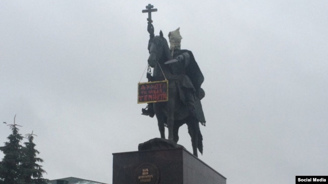 В Орле на голову памятнику Ивану Грозному надели мешок и повесили на него табличку с надписью "Духота-то какая, темнота"