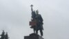 Памятник Ивану Грозному в Орле с мешком на голове и табличкой "Духота-то какая, темнота"