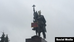 Памятник Ивану Грозному в Орле с мешком на голове и табличкой "Духота-то какая, темнота"