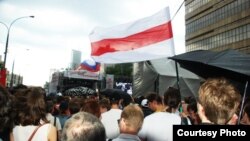 Беларускі сьцяг на «Маршы мільёнаў» у Маскве 12 чэрвеня 2012 году. Здымак з фэйсбуку Паўла Шарамета