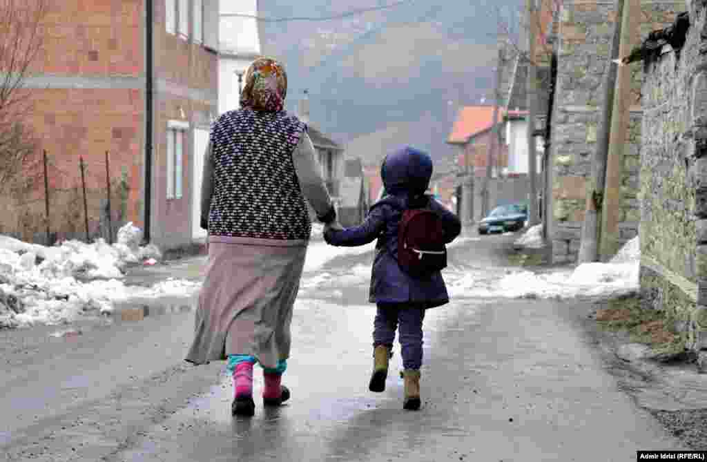 Djevojčica skakuće nakon izlaska iz škole. Foto: Admir Idrizi