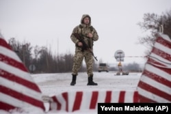Український прикордонник у селищі Мілове, 2 грудня 2018 року