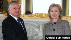 Armenia -- Foreign Minister Edward Nalbandian meets with U.S. Secretary of State Hillary Clinton in London on January 28, 2010.