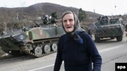 Kosovo, srpkinja prolazi pored snaga Kfora u mjestu Jarinje