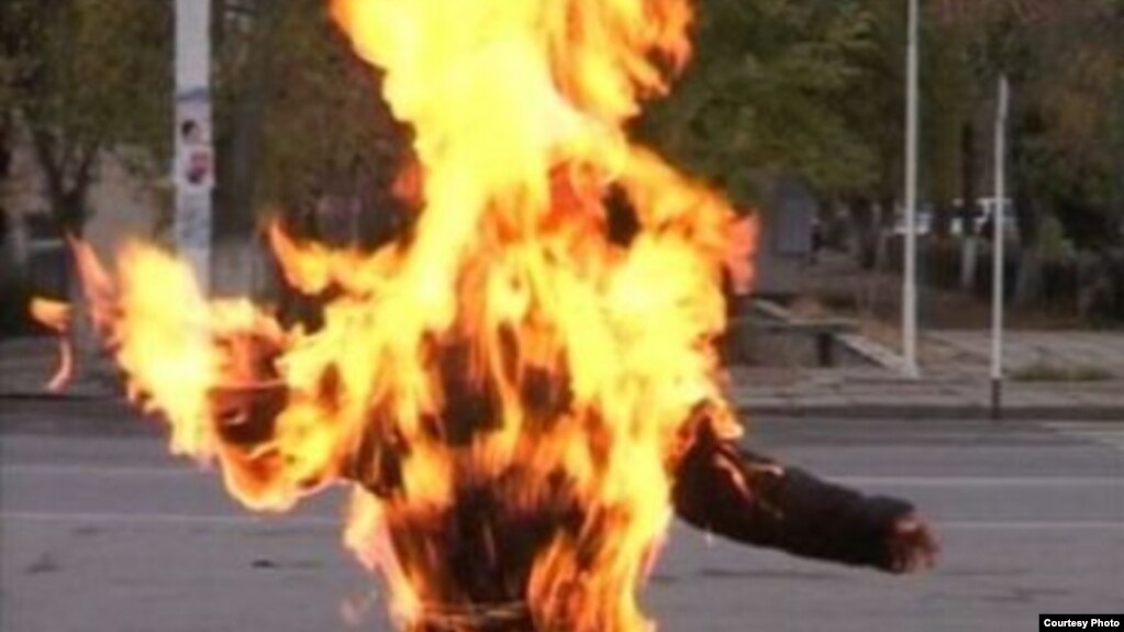 Сокини Самарқанд ба нишони эътироз худро оташ зад