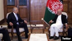 محمداشرف غنی در دیدارش با زلمی خلیلزاد نمایندۀ ویژه امریکا در امور صلح افغانستان