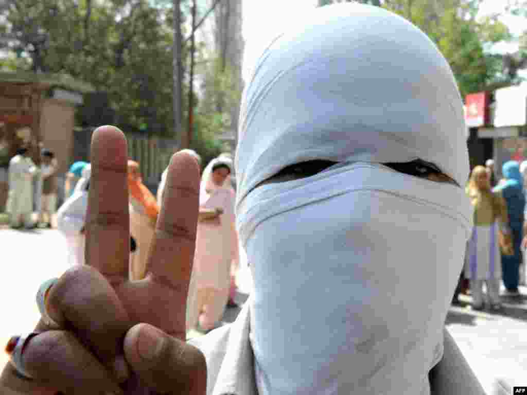 Індыя. Кашмірскі сэпаратыст падчас акцыі пратэсту супраць індыйскіх уладаў у Шрынагары. - 