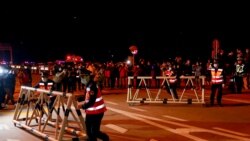 Uklanjanje barikade na naplatnoj stanici autoceste Wuhan, glavni grad provincije Hubei, ponoć 8. aprila 2020.