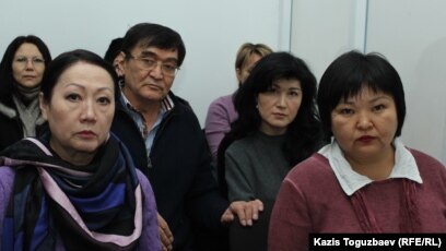 Екі құрбы қыз қыдырып жатыр