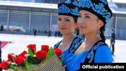 Церемония встречи участников саммита Шанхайской организации сотрудничества в Бишкеке, 12 сентября 2013 года. 