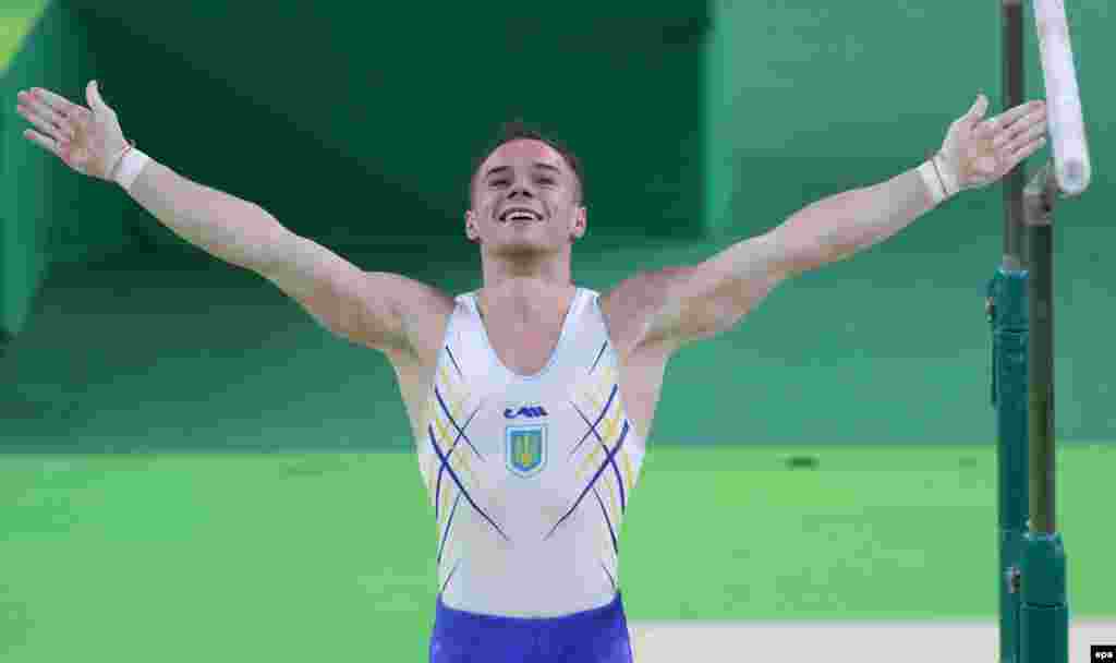 Олег Верняєв здобуває золото для України в художній гімнастиці у вправі на паралельних брусах.