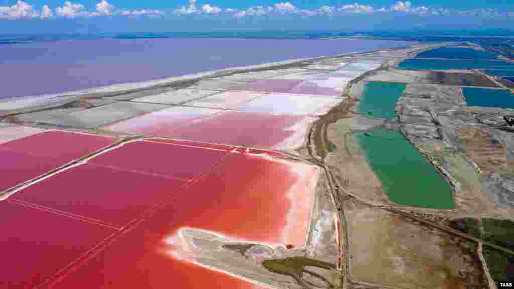 Причина фарбування води в незвичайний колір &ndash; мікроводорості, які ростуть на дні водойми. Вони реагують на зміну погодних умов і забарвлюють воду в один із відтінків рожевого. Більше фотографій солоного озера &ndash; в фотогалереї​