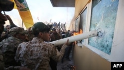 Нападники на посольство США в Багдаді намагаються вибити вікно однієї з його будівель, 31 грудня 2019 року