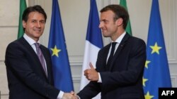 Italijanski premijer Đuzepe Konte i francuski predsednik Emanuel Makron tokom susreta u Parizu u junu 2018. 
