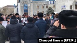 Активисты у мечети в городе Актобе. 27 февраля 2020 года.