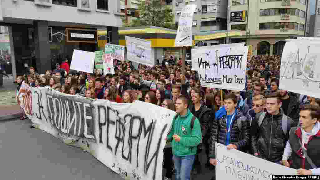 Средношколците се собираа во Градскиот парк во Скопје од каде маршираа по скопските улици под мотото &bdquo;Борбата продолжува&ldquo; против лошите реформи во образованието.