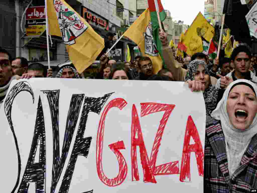 Демонстрация протеста в Рамалле, 27 декабря 2008. Надпись на плакате "Спасите Газу".