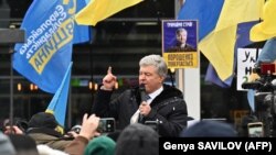 Пятый президент Украины Петр Порошенко выступает на акции его сторонников, прибывших в аэропорт «Киев» в Жулянах встретить его. Киев, 17 января 2022 года