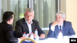 Претседателот на ДПА, Мендух Тачи (во средина) и претседателот на ДУИ, Али Ахмети (десно)