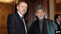 Turkish Prime Minister Tayyip Erdogan (left) with Afghanistan's President Hamid Karzai. (file photo)