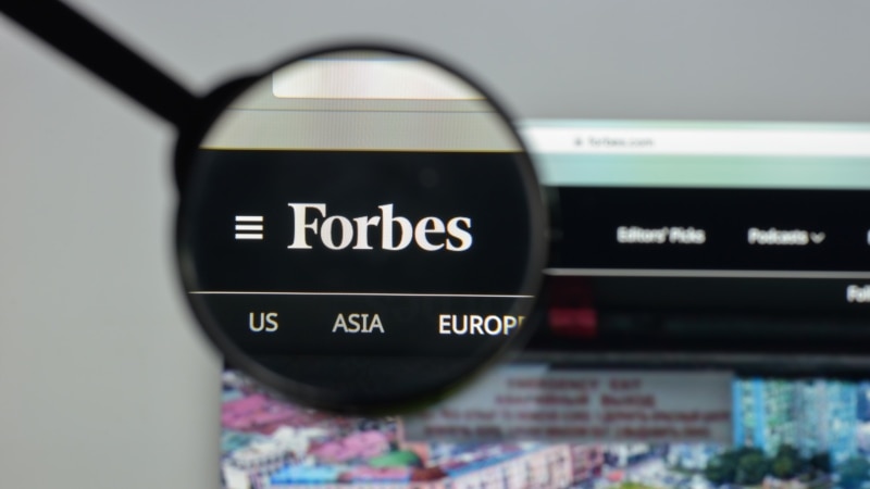 Русиянең Forbes журналы хезмәткәрләре редакциягә басым булуын, цензура омтылышы булганын белдерә