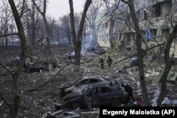 Наслідки обстрілу дитячої лікарні та пологового будинку в Маріуполі, 9 березня 2022 року