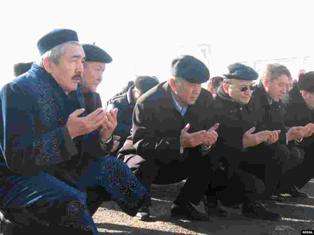 Лидеры оппозиции у могилы Заманбека Нуркадилова в третью годовщину его смерти. Алматы, 12 ноября 2008 года. - Лидеры оппозиции у могилы Заманбека Нуркадилова в третью годовщину его смерти. Алматы, 12 ноября 2008 года.
