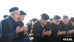 Оппозиция лидерлері Заманбек Нұрқаділовтың әруағына құран бағыштады. Алматы, Кеңсай зираты, 12 қараша, 2008 ж.