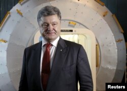 Petro Poroșenko în muzeul spațial din Tokio, 7 aprilie, 2016.
