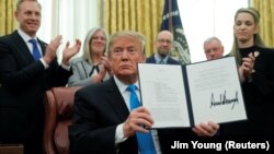 Președintele Donald Trump, autorizând crearea Forței Spațiale