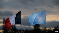 Zastave Francuske i UN u Parizu gde se održava samit o klimatskim promenama