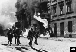 Ofițeri naziști în ghetto-ul incendiat de la Varșovia