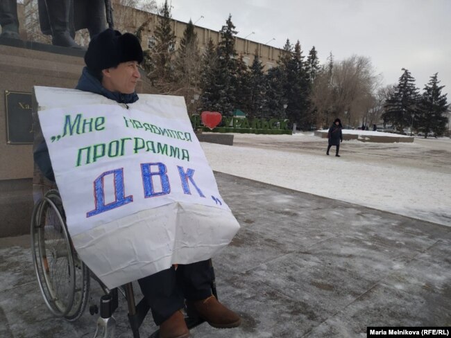 Гражданский активист Эрик Жумабаев во время одиночного пикета в Уральске. 16 января 2020 года.