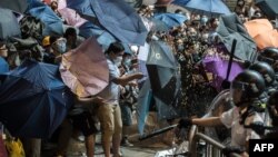 معترضان از چتر در مقابله با اسپری فلفل پلیس استفاده می‌کنند؛ به همین دلیل اعتراضات عمدتا دانشجویی به «انقلاب چتری» مشهور شده است